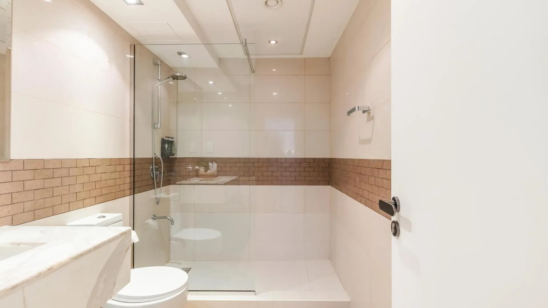 Stylish Apartment With Direct Access Marina Walk & Beach Sleeps4 Dubai