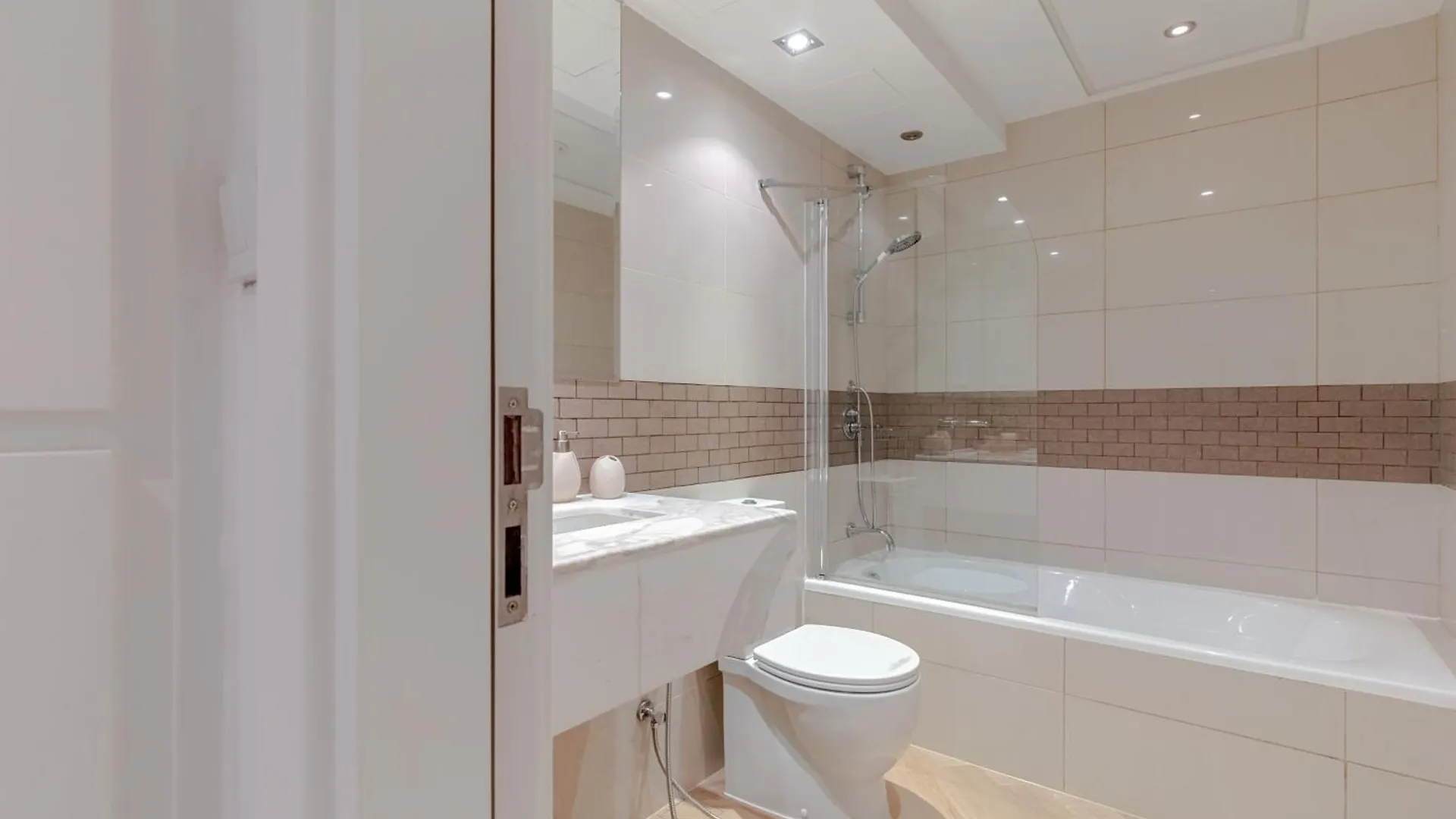 Stylish Apartment With Direct Access Marina Walk & Beach Sleeps4 Dubai