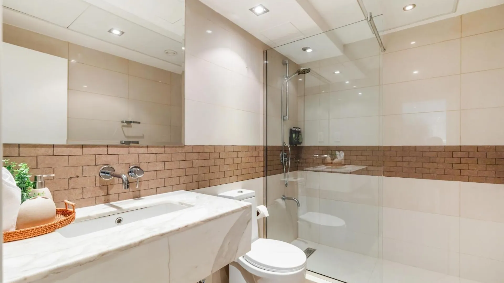 Stylish Apartment With Direct Access Marina Walk & Beach Sleeps4 دبي